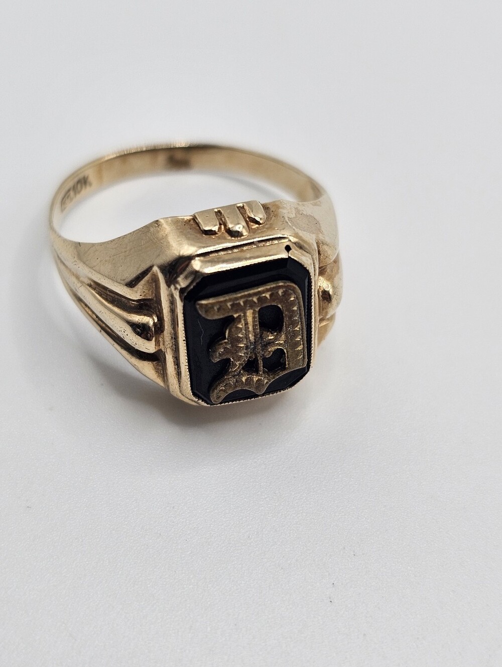 10 K Gold Black Onyx Black Initial Signet Ring - Size 7.5. Signed MM 10K